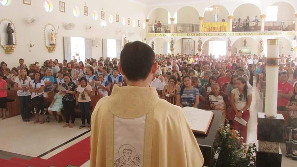Santuário da Divina Misericórdia, em Barro -CE, recebe romaria com centenas de fiéis da cidade de Brejo Santo. 

