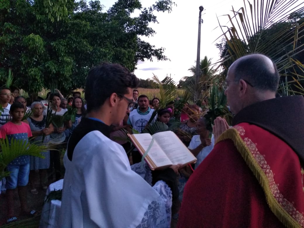 Padres do Arautos do Evangelho Visitam Comunidade São Bento