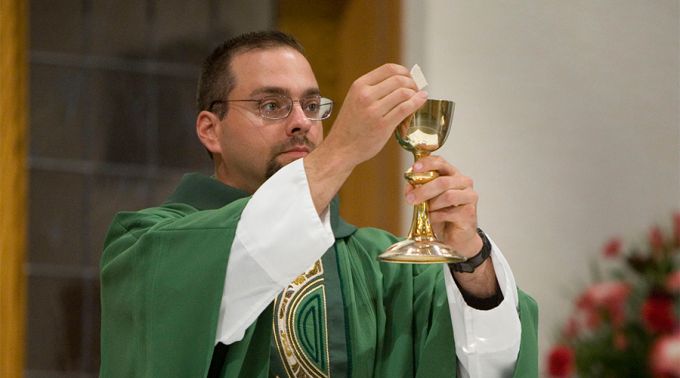 12 regras para portar-se bem durante a Missa