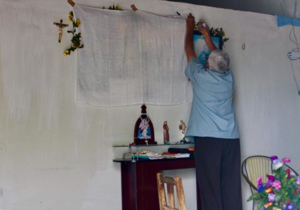 Por que, na Semana Santa, cobrimos as imagens do santos?