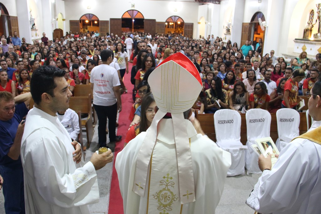  Dom Gilberto crisma jovens e adultos de Nossa Paróquia. (Paróquia São Francisco de Assis Brejo Santo -CE