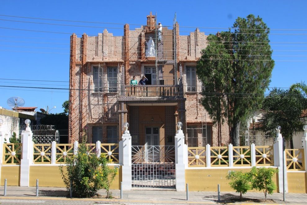 Entenda a obra de restauração que está sendo feita nas fachadas do Palácio Episcopal do Crato