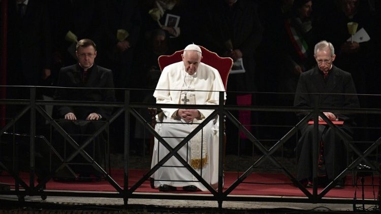 Via-Sacra no Coliseu: Papa reza por todas as cruzes do mundo