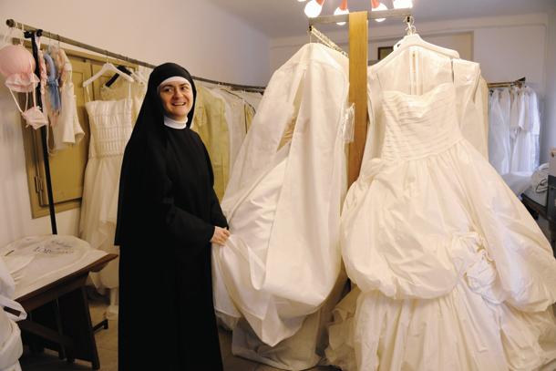 No mosteiro de Santa Rita de Cássia as religiosas vestem as noivas