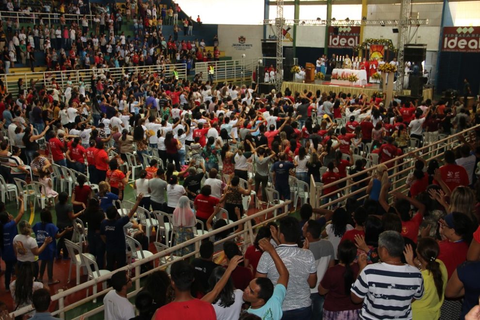 Membros da Renovação Carismática Católica celebram Pentecostes em encontro diocesano